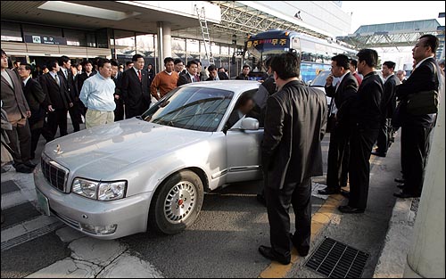 지난달 31일 한화갑 대표는 광주 남광주시장 방문차 광주를 방문했다. 이날 오후 신현구 후보 지지자 80여명이 광주공항에 도착한 한화갑 대표가 탄 차량을 찾기 위해 공항을 빠져나가는 차량을 제지하기도 했다. 